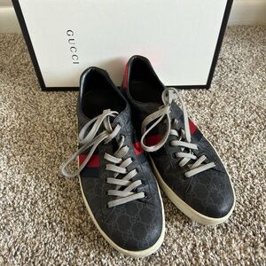 Gucci New Ace GG supreme low top sneakers.